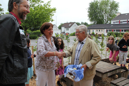 Übergabe eines Apfelbaums an die Grundschule Millrath - Foto 2